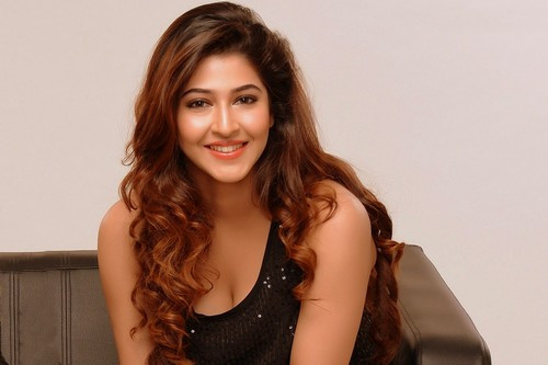 Nữ diễn viên Sonarika Bhadoria, sinh năm 1992, luôn thu hút mọi ánh nhìn với vẻ ngoài xinh đẹp của mình.