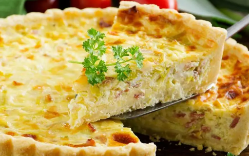 1. Pháp: Theo Spoon University, ở Pháp, bánh Quiche Lorraine được người dân chuẩn bị vào dịp Quốc khánh 14/7. Món bánh đặc biệt này gồm các thành phần như hành tây và thịt lợn muối xông khói cùng pho mát và trứng. Ảnh: GLF.