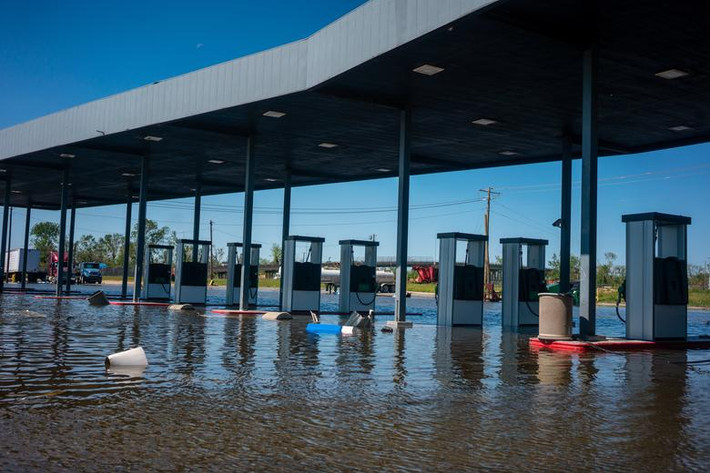 Biển nước mênh mông tại một trạm xăng ở Lake Charles.