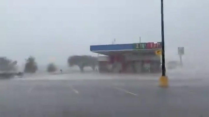Mưa lớn gây ngập lụt trên diện rộng ở bang Louisiana, nhiều ngôi nhà bị hư hại.