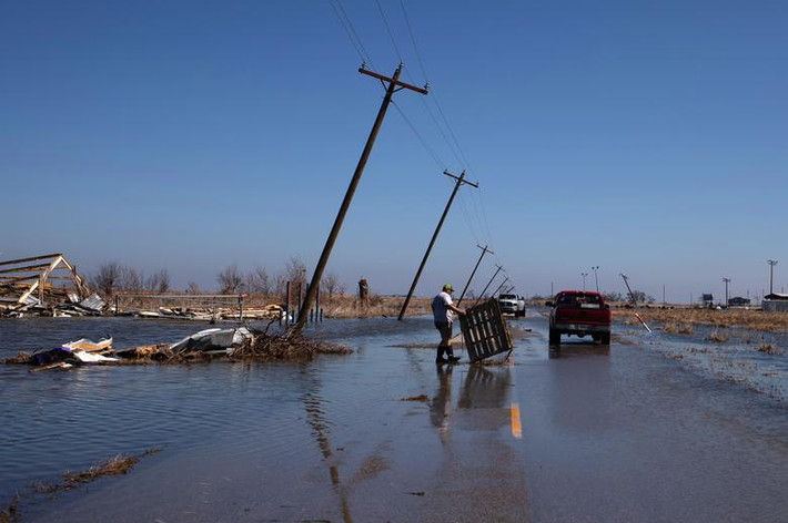 Thống đốc bang Louisiana John Bel Edwards cho biết, bão Delta khiến nhiều con đường bị ngập lụt và nhiều đường dây điện bị cắt đứt.