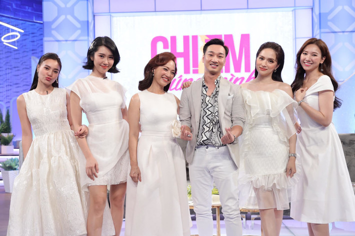 MC Thành Trung hội ngộ dàn "bà tám" trong chương trình Chị em chúng mình.