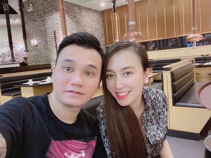 Vợ chồng Khắc Việt đăng ảnh tình cảm. "Hẹn hò với bạn gái", nam ca sĩ Viết.