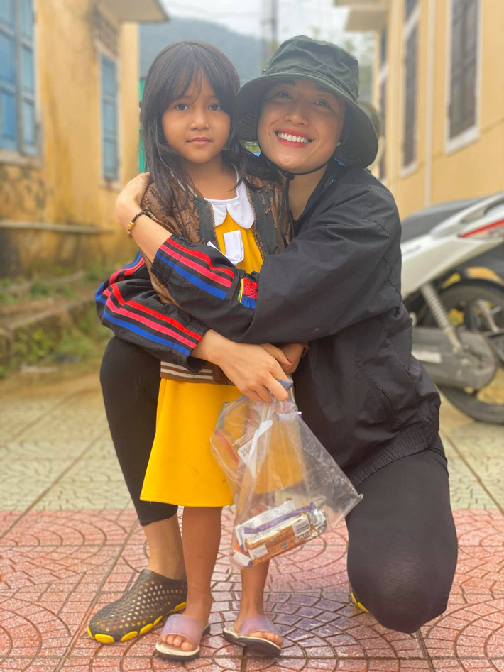 Á hậu Lệ Hằng bên em nhỏ khi đi cứu trợ đồng bào bão lũ miền Trung.