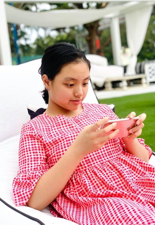 Cựu mẫu Thuý Hằng đăng ảnh con gái Thuý Hạnh kèm lời chúc mừng sinh nhật: "Chúc con ngày càng xinh đẹp, học giỏi, nấu ăn ngon, vẽ đẹp".