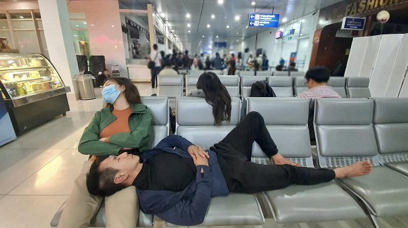 Khoảnh khắc vợ chồng Lý Hải ngủ gục ở sân bay sau khi giúp đỡ bà con miền Trung khiến nhiều người xúc động: "Giây phút tuyệt vời, không thể lý tưởng hơn!" nam ca sĩ viết.