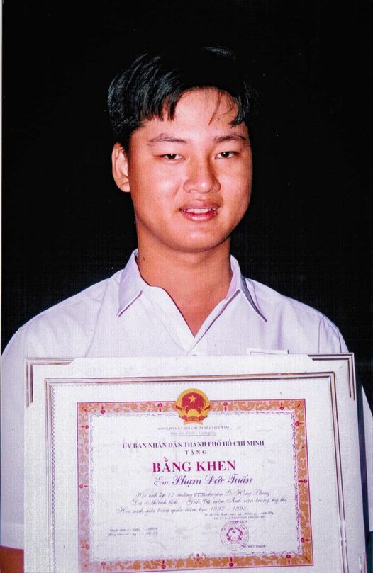 "Bố mẹ đẹp lộng lẫy liệu đẻ con có đẹp? Hãy tự tìm câu trả lời của chính mình, nản không muốn nói nữa. Thực ra là khoe cái bằng khen học sinh Giỏi Quốc gia", ca sĩ Đức Tuấn hài hước.