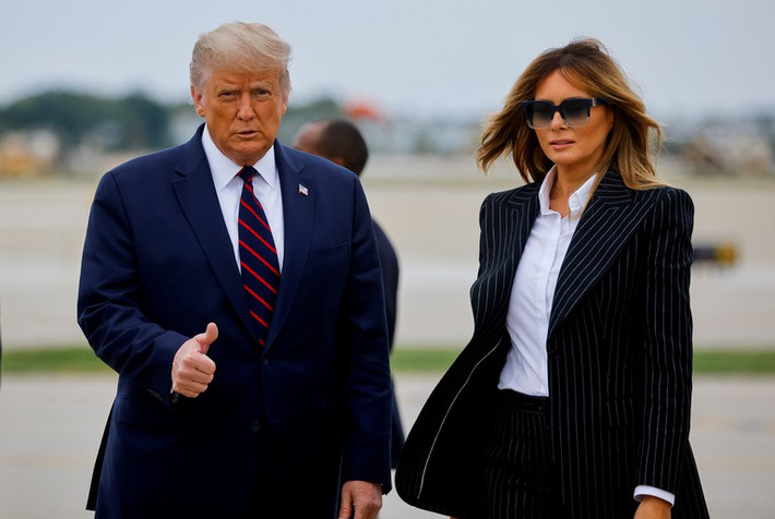 Sau thông tin nữ cố vấn nhiễm COVID-19, tối 1/10, Tổng thống Trump và Đệ nhất phu nhân Melania Trump đã được xét nghiệm và cũng có kết quả dương tính với SARS-CoV-2. Ảnh: Reuters.