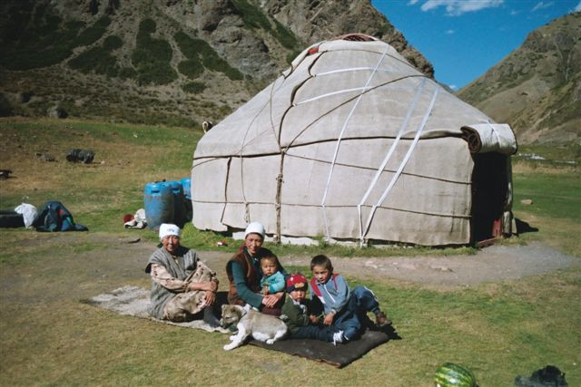 Tuổi thọ trung bình của người dân Kyrgyzstan là 71,2 (tính năm 2017). Ảnh: Wikipedia.