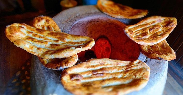 Người dân Azerbaijan rất coi trọng bánh mì. Nếu làm rơi bánh mì xuống sàn, họ có thể hôn vào bánh như một lời xin lỗi. Ảnh: AN.