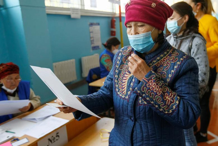 Hình ảnh người dân đi bỏ phiếu tại ngôi làng Besh-Kungey, Kyrgyzstan, ngày 4/10.