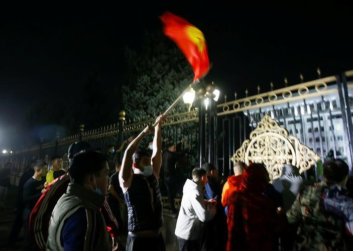 Được biết, Ủy ban Bầu cử Trung ương Kyrgyzstan đã quyết định hủy bỏ kết quả bầu cử Quốc hội hôm 4/10 sau khi biểu tình bùng phát tại nước này. Ảnh: Reuters.