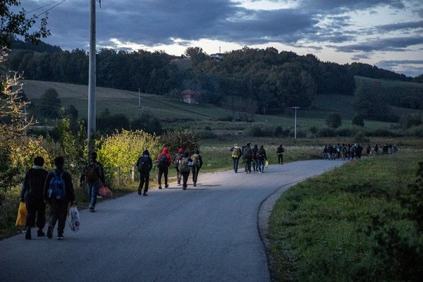 Theo AP, EU đã tài trợ khẩn cấp cho Bosnia 60 triệu euro (tương đương 70 triệu USD), hầu hết dành cho 7 trung tâm tiếp nhận người di cư, trong đó có 5 trung tâm ở Krajina, nơi có thể chứa hơn 7.000 người.