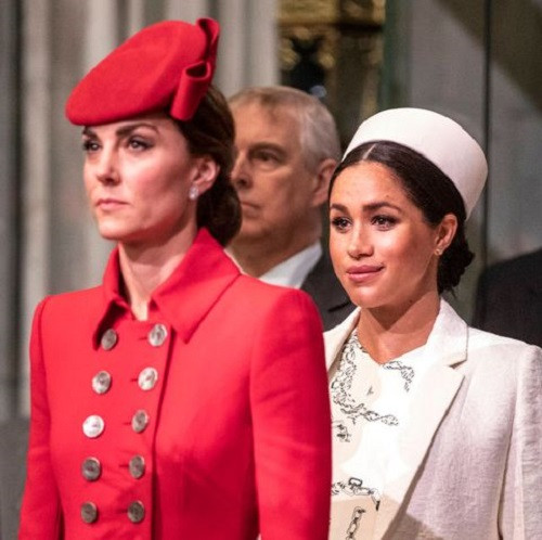 Một nguồn tin nội bộ nói với Sunday People, Công nương Meghan Markle và chị dâu Kate đã cắt đứt mọi liên lạc trong nhóm chat của gia đình trên ứng dụng WhatsApp. Hai người không nói chuyện riêng suốt 6 tháng trước khi nhà Meghan tuyên bố rút khỏi các nhiệm vụ hoàng gia hồi tháng 1/2020. Ảnh: HP.