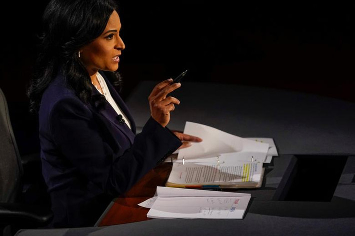Dẫn chương trình Kristen Welker của NBC News là điều phối cuộc tranh luận Trump - Biden cuối cùng này, xoay quanh nhiều vấn đề nổi cộm tại nước Mỹ hiện nay như cách thức đối phó với dịch COVID-19, biến đổi khí hậu và năng lượng, an ninh quốc gia và phân biệt chủng tộc,...