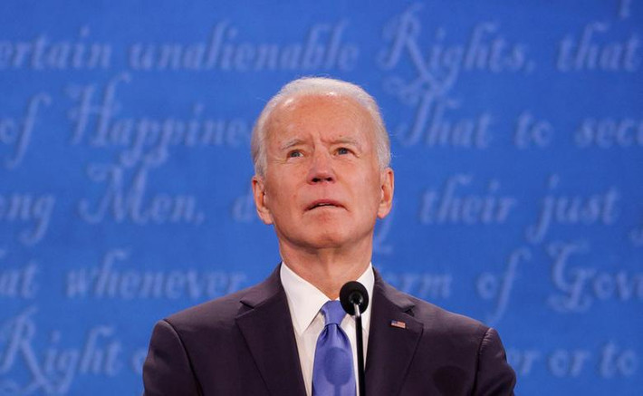 Ứng viên Biden cố gắng xoay chuyển khỏi những đòn công kích của Tổng thống Trump nhằm vào con trai ông, Hunter Biden, bằng cách tập trung vào các vấn đề khác. "Có lý do ông ấy (Trump) đưa ra tất cả những lời vô nghĩa này. Có một lý do. Ông ấy không muốn nói về những vấn đề thực chất", ông Biden nói.