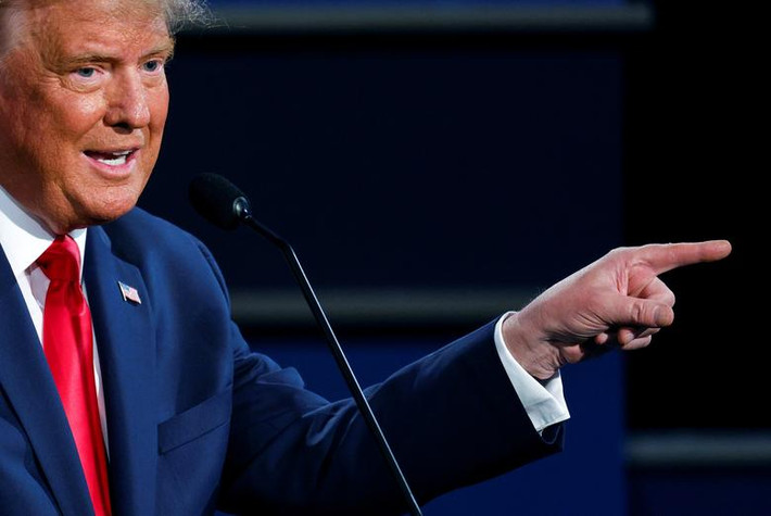 Ông Trump cho rằng ông Biden sẽ xóa sổ bảo hiểm tư nhân. Thực tế, ông Biden không có ý định xóa bỏ bảo hiểm tư nhân. Kế hoạch y tế của cựu Phó Tổng thống Mỹ chỉ mang thêm lựa chọn "bảo hiểm công" tới cho người dân Mỹ, bên cạnh các doanh nghiệp tư nhân.