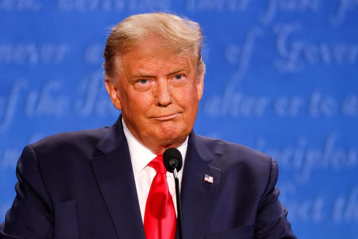 Chủ đề đầu tiên của cuộc tranh luận là dịch COVID-19. Tổng thống Trump tiếp tục đổ lỗi cho Trung Quốc về đại dịch. "Tôi chịu trách nhiệm hoàn toàn. Không phải lỗi của tôi khi đại dịch xảy ra tại Mỹ, đó là lỗi của Trung Quốc", ông Trump nói.