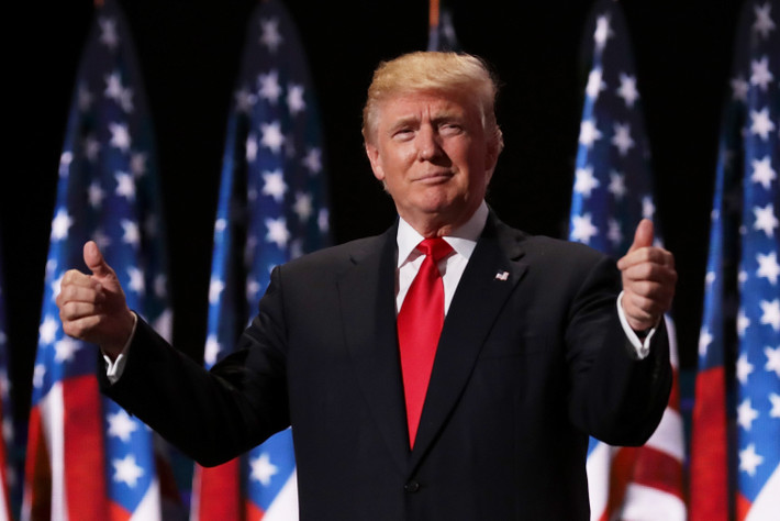 Tổng thống Mỹ Donald Trump có mức lương 400.000 USD/năm. Tuy nhiên, ông chủ Nhà Trắng đã cam kết sẽ quyên góp toàn bộ số lương của ông cho các quỹ từ thiện. Ảnh: Fortune.