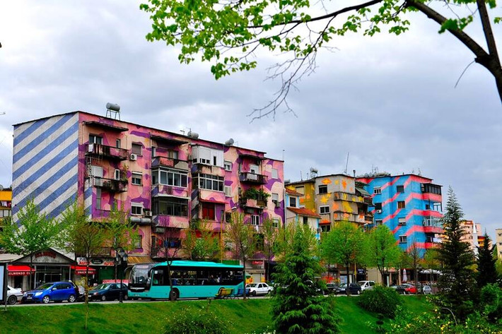 Theo ATI, trước khi được tái thiết, nhiều tòa nhà của thủ đô Tirana trong tình trạng xuống cấp. Chiến dịch xây dựng lại thành phố này được khởi động dưới thời Thị trưởng Tirana, ông Edi Rama. (Nguồn ảnh: ATI)