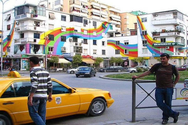 Đây cũng là vùng đô thị lớn nhất Albania. Hầu như tất cả các công ty lớn, các nhà máy và cơ quan nghiên cứu khoa học đều đặt trụ sở tại thành phố này.