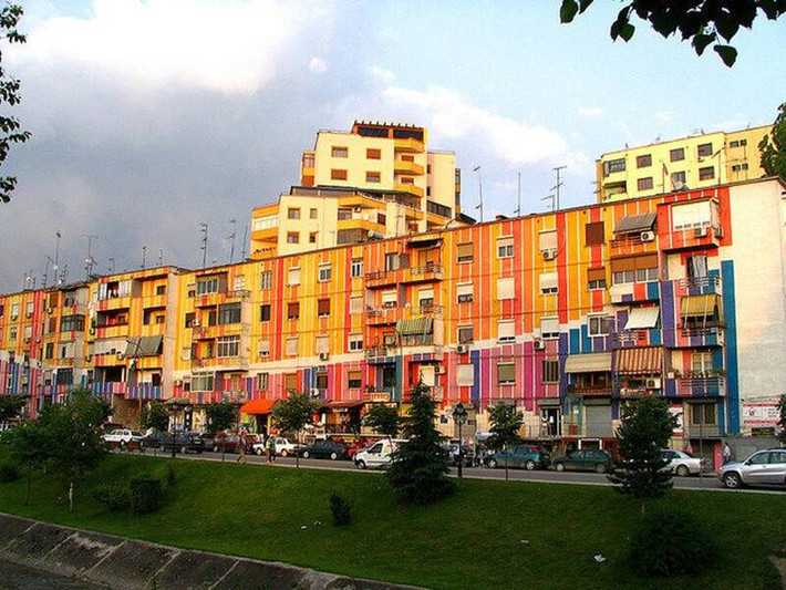 Thủ đô Tirana gây ấn tượng bởi những tòa nhà đầy sắc màu.