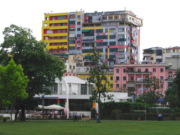 Tirana là một trong những thành phố lớn nhất bán đảo Balkan.