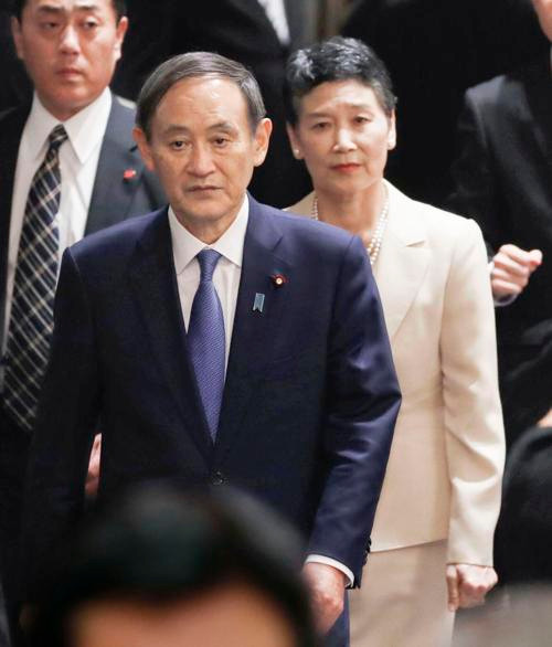 Những năm gần đây, ông Suga hiếm khi ở lại nhà của hai vợ chồng tại Yokohama mà thường lưu trú tại nơi ở của các nhà lập pháp gần văn phòng thủ tướng để có thể nhanh chóng xử lý các tình huống khẩn cấp. Dù vậy, bà Mariko không cảm thấy phiền lòng, mà vẫn luôn hỗ trợ, ủng hộ ông.
