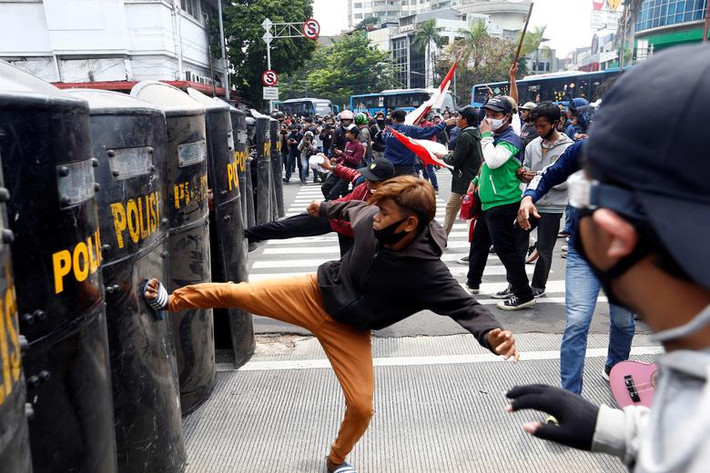 Người biểu tình đụng độ với cảnh sát ở thủ đô Indonesia ngày 7/10.