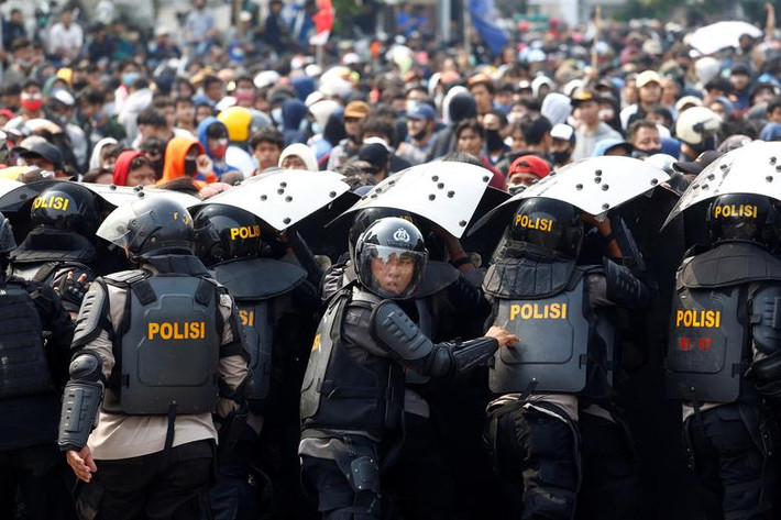 Theo New York Times, cảnh sát Indonesia đã bắt giữ hơn 800 người ở Jakarta.