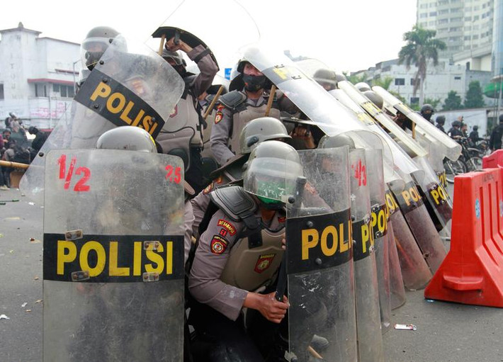 Các cuộc biểu tình diễn ra đồng thời ở nhiều thành phố lớn của Indonesia như Bandung, Banten, Tangerang, Bogor, Bekasi, Solo và Surabaya...