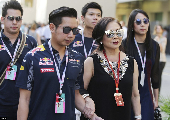 Vorayuth đi cùng mẹ, bà Daranee, tại sự kiện giải đua Công thức 1 ở Adu Dhabi, hồi tháng 11/2016. Ảnh: AP.