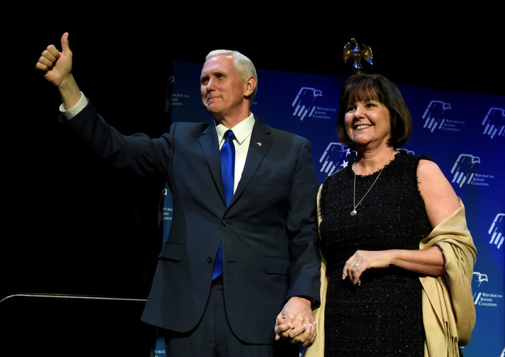 Phó Tổng thống Mỹ Mike Pence và phu nhân, bà Karen Pence, đã gắn bó bên nhau hơn 30 năm. Họ kết hôn vào ngày 9/6/1985 trong hôn lễ được tổ chức tại nhà thờ St. Christopher ở Speedway, Indiana. Ảnh: FT.