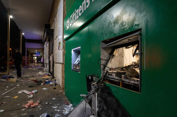 Một cây ATM bị đập phá.