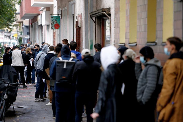Chính phủ Đức đưa ra các biện pháp khẩn cấp để đối phó dịch. Trong đó, thủ đô Berlin và thành phố Frankfurt đã áp dụng lệnh giới nghiêm.