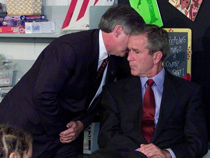 Chánh văn phòng Nhà Trắng Andy Card báo với Tổng thống George W. Bush về vụ khủng bố 11/9 khi ông Bush đang thăm một trường tiểu học ở Florida năm 2001.