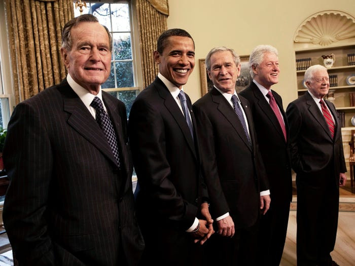 Các Tổng thống Mỹ George H.W. Bush, Barack Obama, George W. Bush, Bill Clinton và Jimmy Carter "tụ họp" tại Phòng Bầu Dục của Nhà Trắng năm 2009. Tổng thống Obama tuyên thệ nhậm chức vào ngày 20/1/2009.