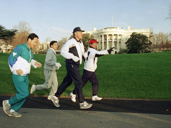 Tổng thống Bill Clinton đi bộ với Tổng thống Hàn Quốc Kim Young-sam vào năm 1993.