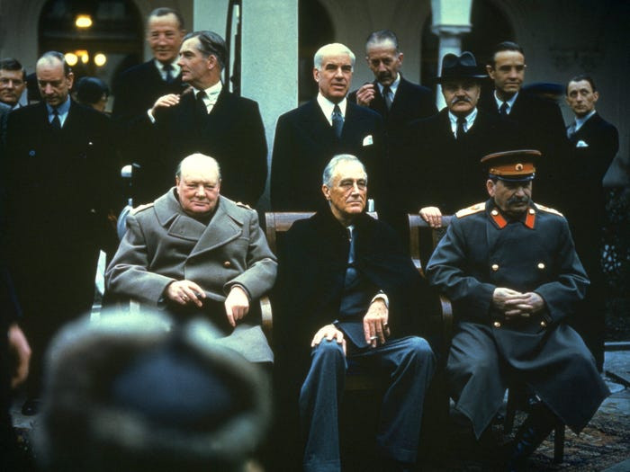 Từ trái sang phải (ngồi hàng trên): Thủ tướng Anh Winston Churchill, Tổng thống Mỹ Winston Churchill và nhà lãnh đạo Liên Xô Joseph Stalin trong một cuộc gặp tại Yalta năm 1945.