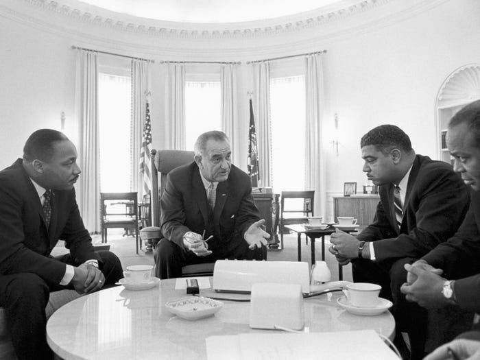 Tổng thống Johnson trao đổi với nhà hoạt động nhân quyền Martin Luther King Jr. (trái) và những người khác tại Nhà Trắng năm 1963.