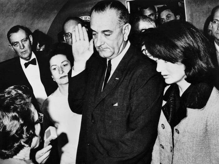 Ông Lyndon B.Johnson nhận chức Tổng thống Mỹ ngay sau khi ông Kennedy qua đời trong một vụ ám sát vào ngày 22/11/1963, trở thành Tổng thống Mỹ duy nhất tuyên thệ nhậm chức trên máy bay.