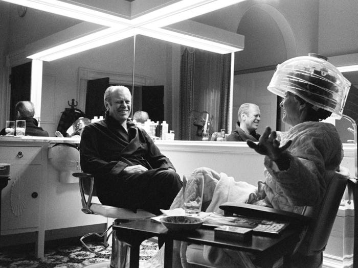 Tổng thống Gerald Ford trò chuyện với phu nhân, bà Betty, hồi năm 1975 trong thời gian bà hồi phục sức khỏe sau phẫu thuật.
