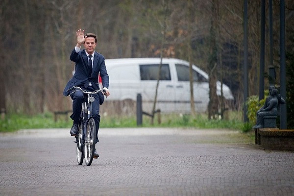 Thủ tướng Hà Lan Mark Rutte được người dân nước này gọi với cái tên yêu quý là "Ngài Thủ tướng xe đạp" bởi ông thường đi làm bằng xe đạp. Ảnh: Getty.