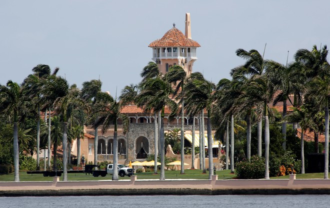 Toàn bộ khu nghỉ dưỡng Mar-a-Lago trải dài trên diện tích hơn 80.000 mét vuông, gồm có bãi biển, hồ bơi, phòng spa, phòng suite và biệt thự riêng,... Trước khu biệt thự nghỉ dưỡng, ông Trump đã cho dựng cột quốc kỳ cao hơn 21 m. Ảnh: Reuters.