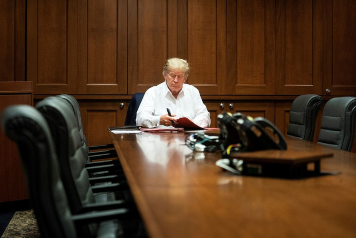 Bác sĩ của ông Trump, Sean Conley, cho biết tình hình sức khỏe của Tổng thống Trump đã "tiến triển đáng kể từ sau khi được chẩn đoán mắc COVID-19".