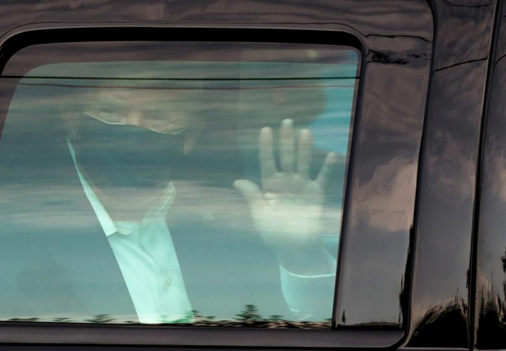 Hôm 4/10, Tổng thống Mỹ Donald Trump rời Walter Reed trong một thời gian ngắn rồi quay trở lại bệnh viện. Theo hình ảnh được truyền thông đăng tải, ông Trump ngồi trong chiếc xe màu đen và đeo khẩu trang. Ông vẫy tay chào đám đông ủng hộ đang tập trung bên ngoài Walter Reed.