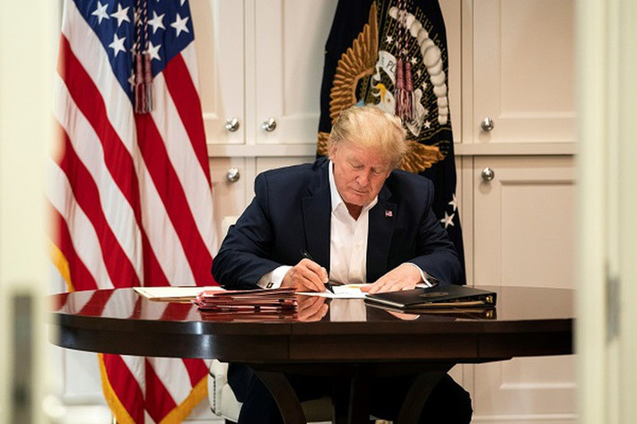 Những bức ảnh được Nhà Trắng công bố hôm 3/10 cho thấy Tổng thống Trump vẫn làm việc tại Phòng Tổng thống của Trung tâm Y tế Quân đội Quốc gia Walter Reed, dù đang được điều trị COVID-19.