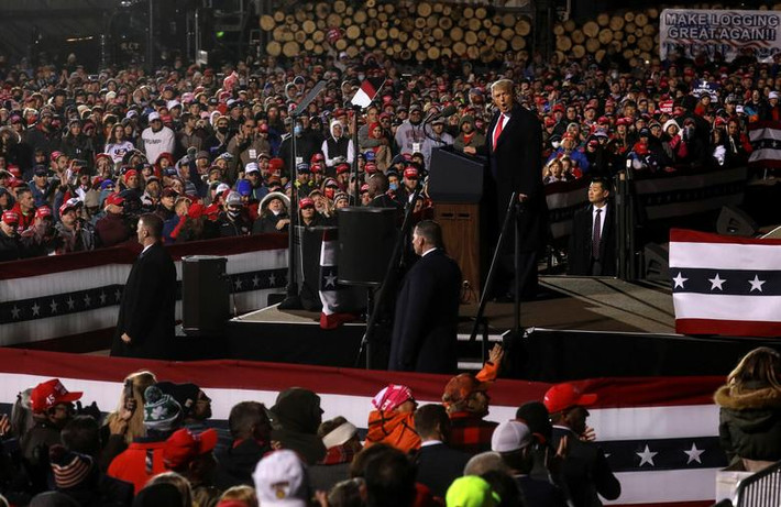 Tổng thống Trump phát biểu tại cuộc vận động tranh cử ở sân bay quốc tế Duluth, bang Minnesota, ngày 30/9.