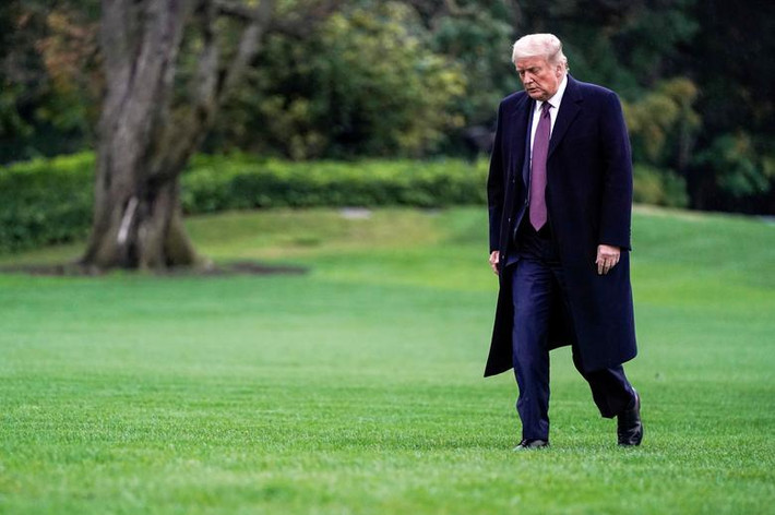 Ông trở về Nhà Trắng từ Bedminster, New Jersey, hôm 1/10. Tối 1/10, Tổng thống Trump xác nhận ông và vợ, Đệ nhất phu nhân Melania, mắc COVID-19.