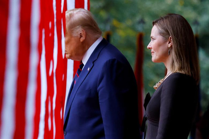 Ngày 26/9: Tổng thống Trump phát biểu tại một sự kiện bên ngoài Nhà Trắng, trong đó ông đề cử nữ thẩm phán Amy Coney Barrett làm thẩm phán Tòa án Tối cao Mỹ, sau khi thẩm phán Ruthe Bader Ginsburg qua đời. Theo Reuters, bà Barrett cũng có kết quả xét nghiệm âm tính với COVID-19.